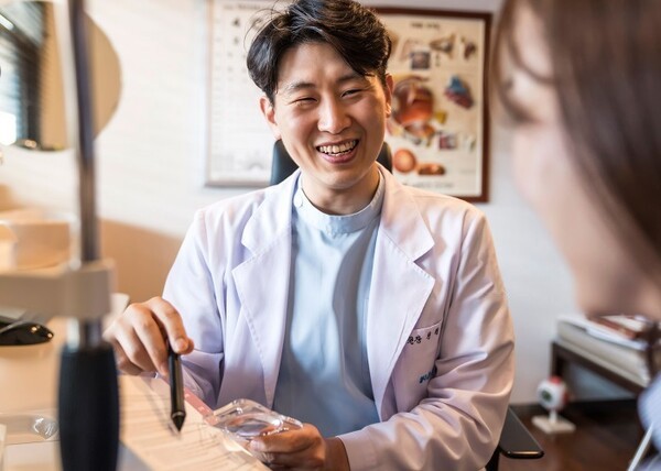 스마일수술, 자이스 NFT 인증으로 '진짜 후기' 확인 시대 - 뉴스 썸네일 이미지