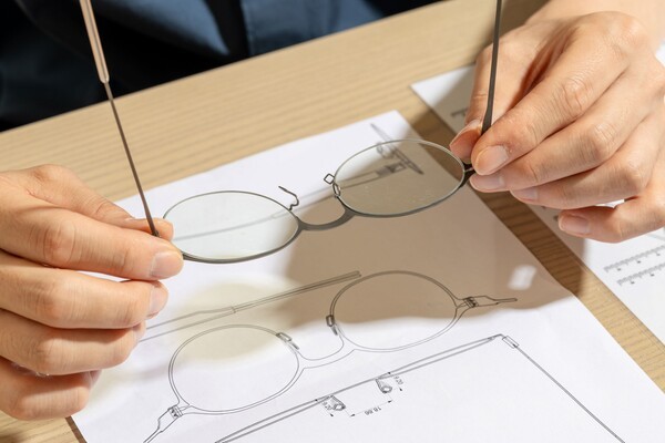 40대, 나도 혹시 노안? 시력은 괜찮은데 눈이 피곤하다면 - 뉴스 썸네일 이미지